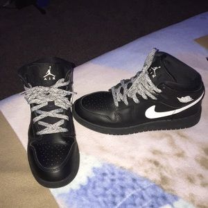 Air Jordan 1 MID BG 
“Black/White” Size 5.5 youth